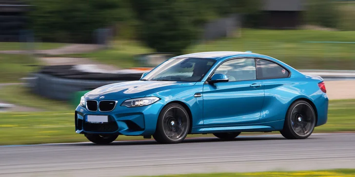 Jízdu si užijete na závodním okruhu v Sosnové a podle vybrané varianty vás čeká jeden z nabušených sportovních vozů BMW M2 nebo Toyota GR Yaris.