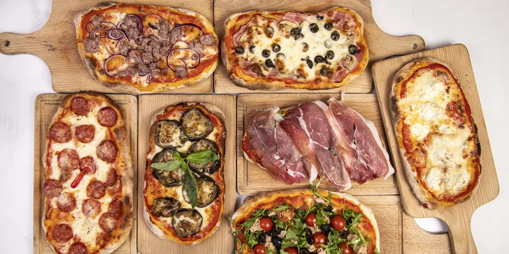Těsto na pinsu se připravuje ze speciální italské mouky z vybraných druhů pšenice, vody, kvasnic a soli. Díky většímu podílu vody v těstě je pinsa lehčí a lépe stravitelná než pizza, název pochází z italského slova “pinsere”, tedy natahovat. 