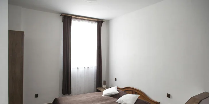 V ložnici je manželská postel a palanda. 