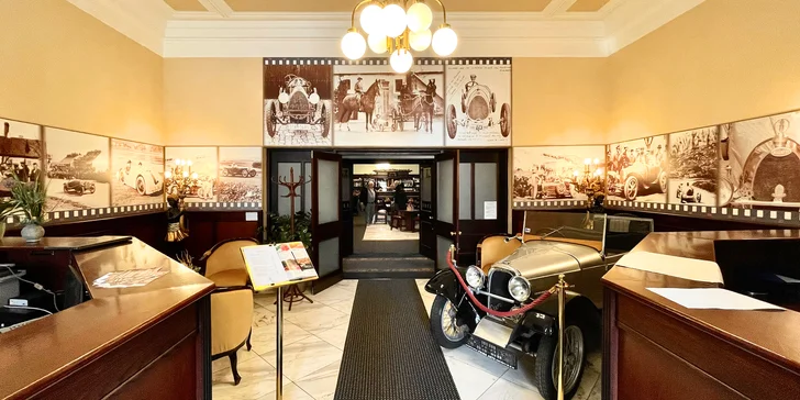 Interiéry hotelu jsou dobově zařízené a zdobí ho například modely historických aut.