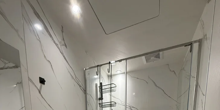 Překvapí vás i moderní koupelna se splachovací toaletou. 