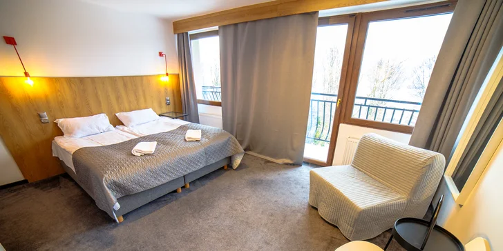 Všechny pokoje a apartmány jsou moderně zařízené a nechybí v nich ani TV nebo Wi‑Fi, většina má balkon. 