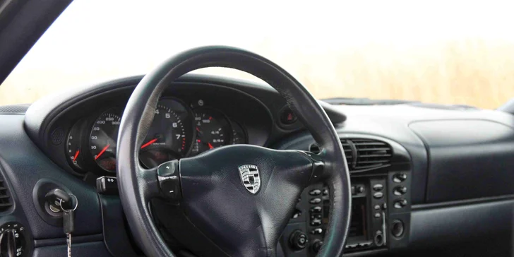Těšte se na měkoučké sedačky, silný motor a neskutečné zrychlení. 