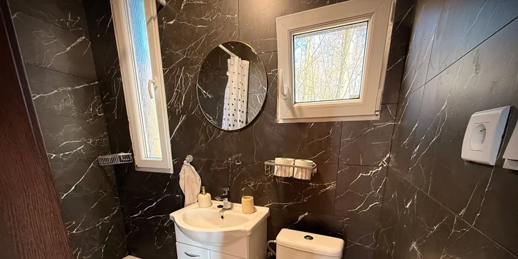 Součástí domku je i koupelna se sprchou a WC. 