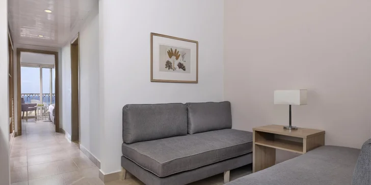 Prostornější pokoje Deluxe v přízemí nabízejí oddělené prostory se sofa.
