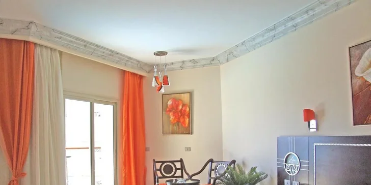Pokoje mají vlastní koupelnu, trezor, minibar, TV a klimatizaci.