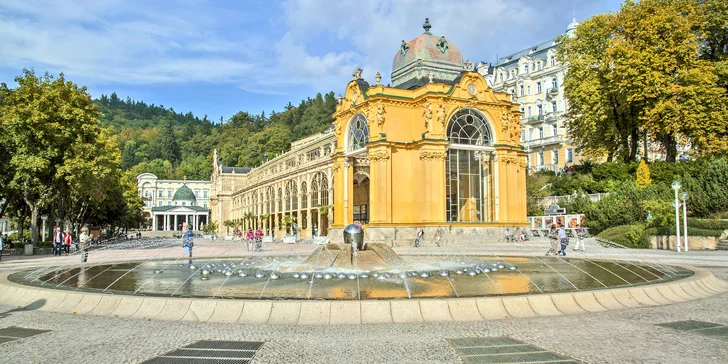 Hotel stojí kousek od zpívající fontány. 