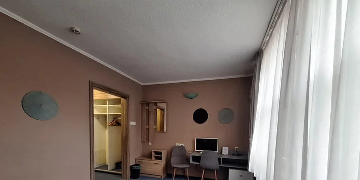 Apartmány a rodinné pokoje nabízejí větší prostor a některé i balkon, či možnost přistýlky pro děti.