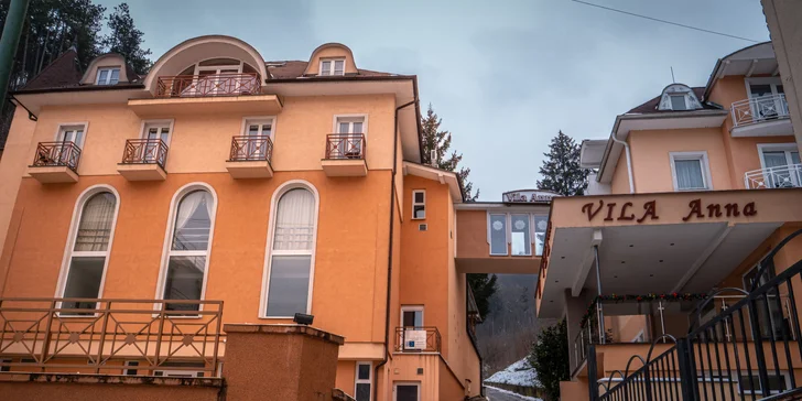 Hotel je situován v centru lázní, jen 50 metrů od městské promenády. 