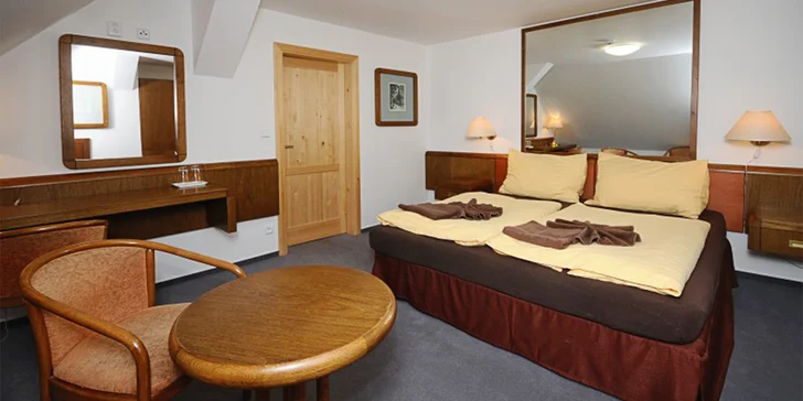 Páry se vyspí ve dvoulůžkovém pokoji, na rodiny čeká tento čtyřlůžkový apartmán.