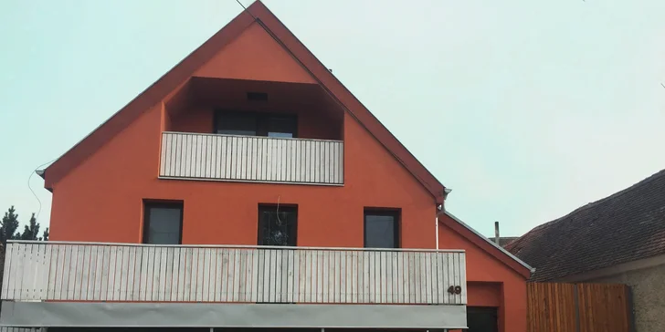 Celý areál je oplocený, jsou zde i 2 krytá garážová stání.