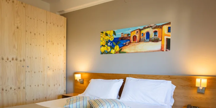 Súčasťou vybavenia je trezor, televízor a minibar, nechýba pripojenie na Wi‑Fi.