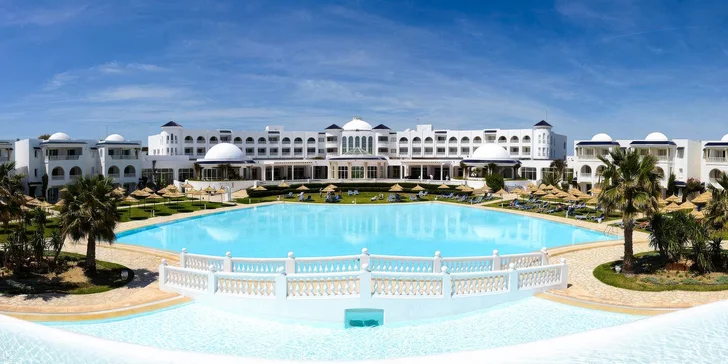 Hotel disponuje venkovním i vnitřním bazénem.