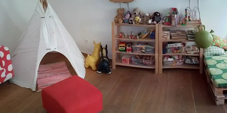 V chodbě je skluzavka a houpačka a k dispozici sposuta hraček. 