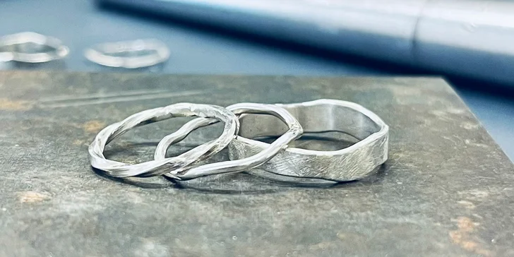 Na výběr je skupinový kurz výroby minimalistického prstýnku. 