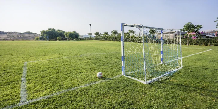 Za příplatek si můžete zahrát fotbal nebo vyzkoušet vodní sporty.