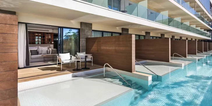 Dvoulůžkový pokoj Swim-up disponuje přímým vstupem do bazénu. 