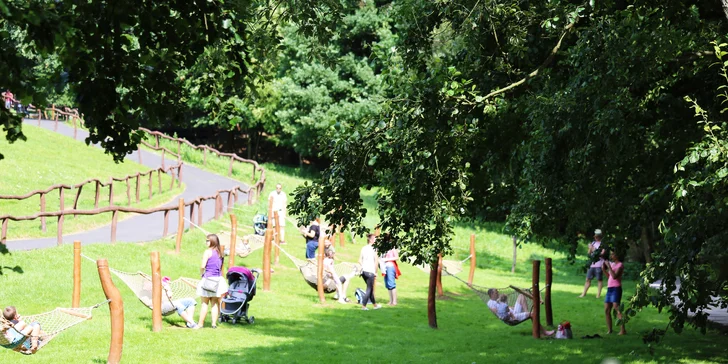 Celý park je obklopený zelení. 