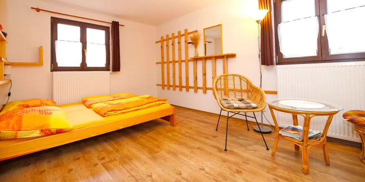 Jsou tu dva apartmány – jeden v přízemí, druhý mezonetový (na fotce apartmán v přízemí). 