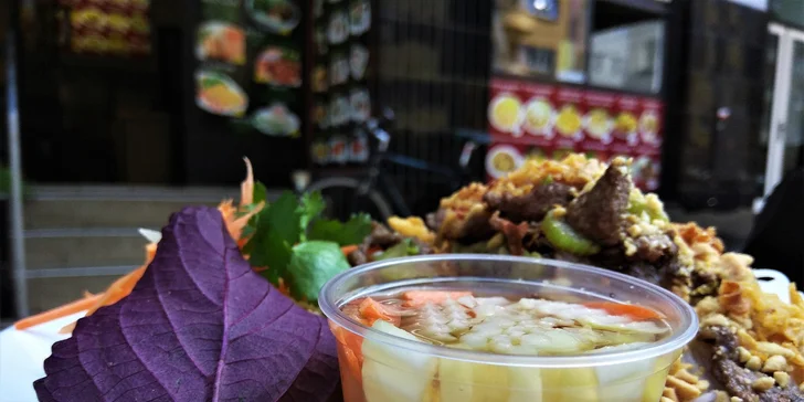 Bún bò Nam Bộ je ideálním lehkým jídlem. Báječně chutná, zasytí a nebude vám po něm těžko.