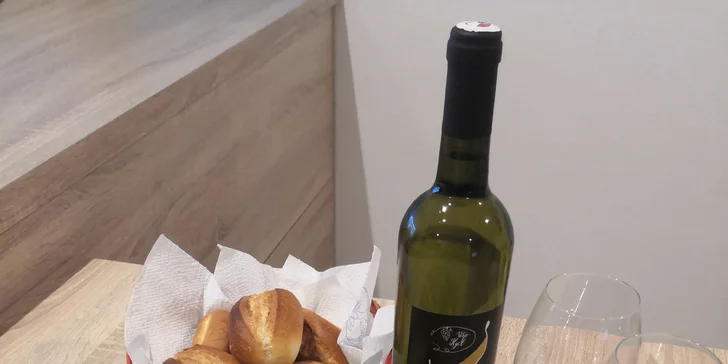 Na přivítanou vám přichystají i prkénko se sýrem a domácí klobáskou.