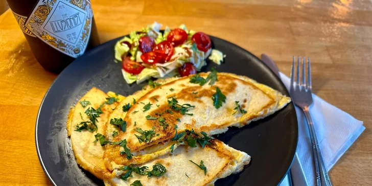 Omeleta tortilla so šunkou, syrom a paradajkou