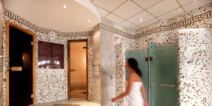 V hotelu vám půjčí župan i pantofle. 