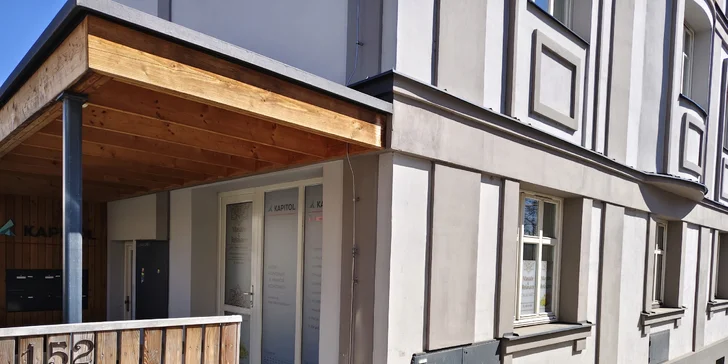 Zvolit můžete také ájurvédskou masáž hlavy, která uvolňuje napětí, zmírňuje stres a pomáhá odstraňovat bolesti hlavy i ztuhlost šíje a ramen. 