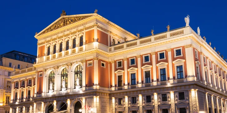 Projdete se kolem těch nejznámějších památek. Uvidíte zámek Schönbrunn, Hofburg, katedrálu sv. Štěpána i zámecký park Burggarten s nádherným secesním skleníkem.