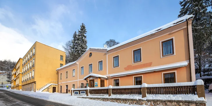 Kúpeľný hotel sa nachádza v centre Janských Lázní a od secesnej kolonády ho delí len 250 metrov.
