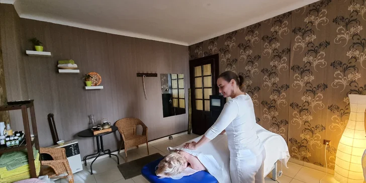 Masérka Anna Kalinová má přes 15 let praxe, studovala lékařskou fakultu a je odbornicí na hloubkovou terapeutickou masáž.