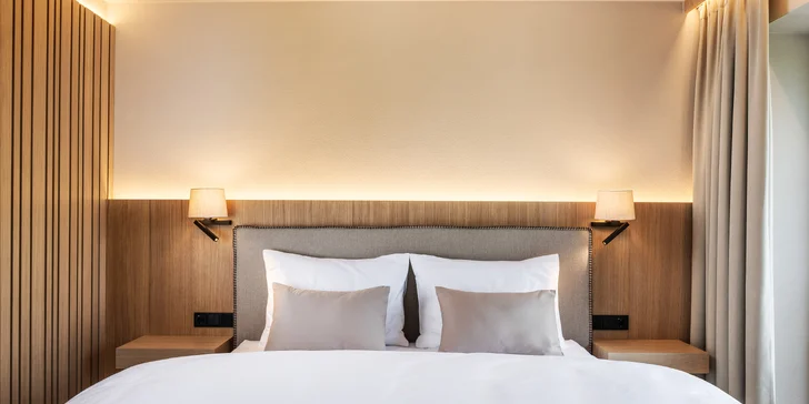Môžete sa tešiť na TV, trezor, hypoalergénnu posteľnú bielizeň, minibar, kávový a čajový set, pracovný stôl a fén.