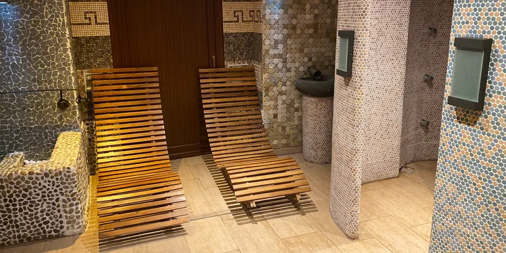 Relaxovat samozřejmě můžete i v odpočinkové zóně a na společné chvilky si přiťuknete vínem – v ceně obou variant je celá láhev.
