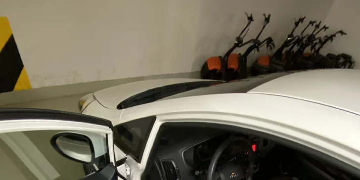 Přivolaní experti na čistotu už si poradí se špínou zvenku i uvnitř vozidla.