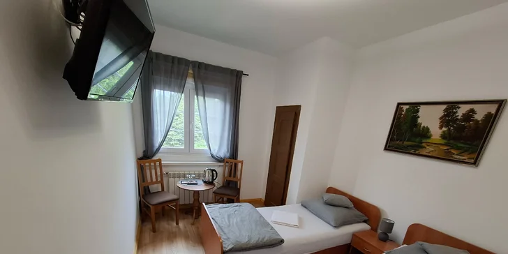 V každej izbe máte k dispozícii pohodlné postele, posedenie, rýchlovarnú kanvicu a televíziu.