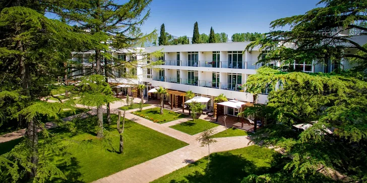 Rozhlehlý hotelový resort, ve kterém budete bydlet, se nachází v oblasti Ulcinj.