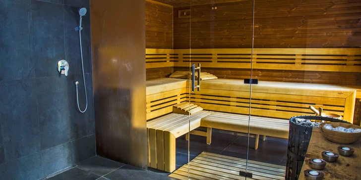  Těšte se na relax ve venkovní vířivce a v sauně.
