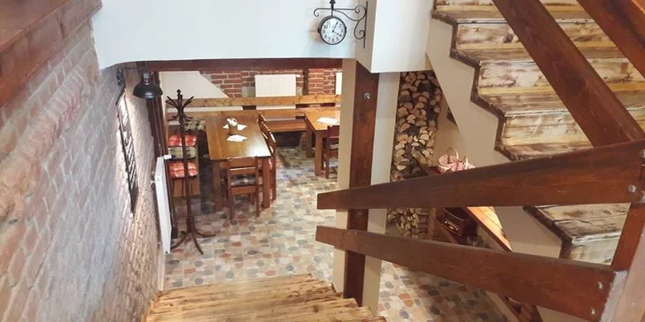 Posedíte ve stylovém interiéru, kterému vládne dřevo. 