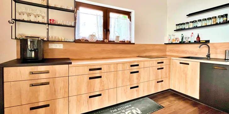 Moderní a plně vybavený srub nabízí zázemí pro rodinnou dovolenou, výjezd s přáteli či romantický relax.