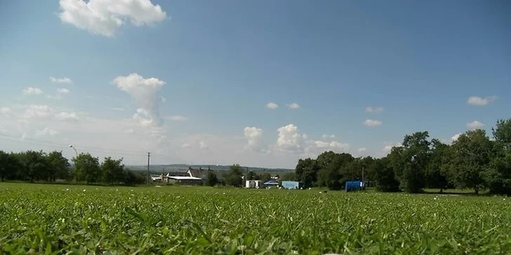V golfovém klubu vám půjčí 5 holí, sadu míčků a zajistí vám osobního trenéra, se kterým absolvujete dvě lekce.
