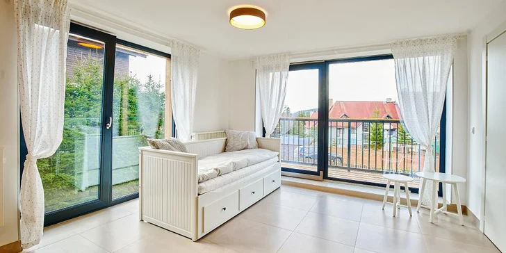 Každý apartmán je umístěn v bytovém domě, který plně respektuje architektonické prvky horské oblasti a zapadá tak do okolní krajiny.