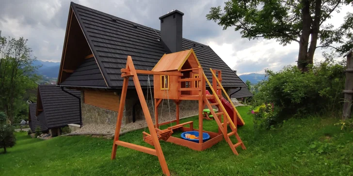 Pro malé hosty je na zahradě k dispozici hřiště.