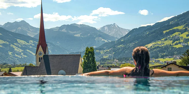 Na streche je božský infinity pool s výhľadom.