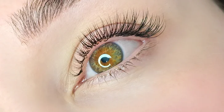Uhrančivý pohled: lash lifting včetně barvy na řasy v salonu v Prostějově