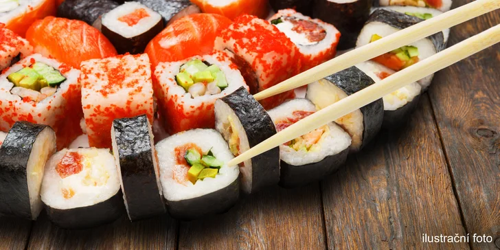 54 kousků sushi pro 2 osoby: krevety, losos, úhoř, chřest i tuňák