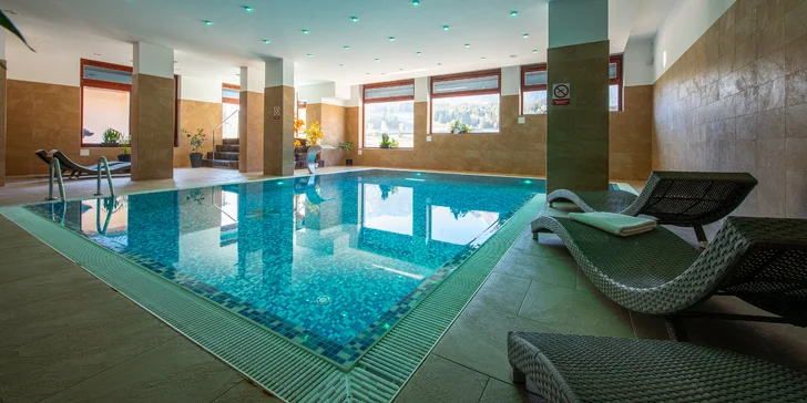 Súčasťou wellness zóny je relaxačný bazén s protiprúdom, ktorý obsahuje tajfún, gejzír, chrlič – kobru aj hydromasážne trysky.