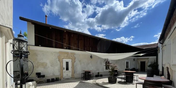 Štramberk je unikátní městečko plné historických staveb. Dvorek hotelu a lázní  je velmi příjemně zrekonstruován a zve k odpočinku.