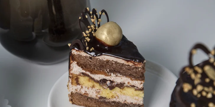 Oba mají průměr 20 cm a pohostí až 12 osob.