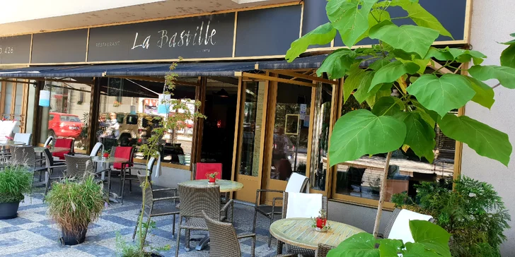 Restaurace se nachází na Malé Straně v blízkosti Petřína, dobré jídlo tedy můžete spojit s příjemnou procházkou.