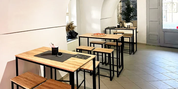 V podniku Celia pizza&burger vám naservírují pizzu se sýrem a žampiony i tuňákem a cibulí.